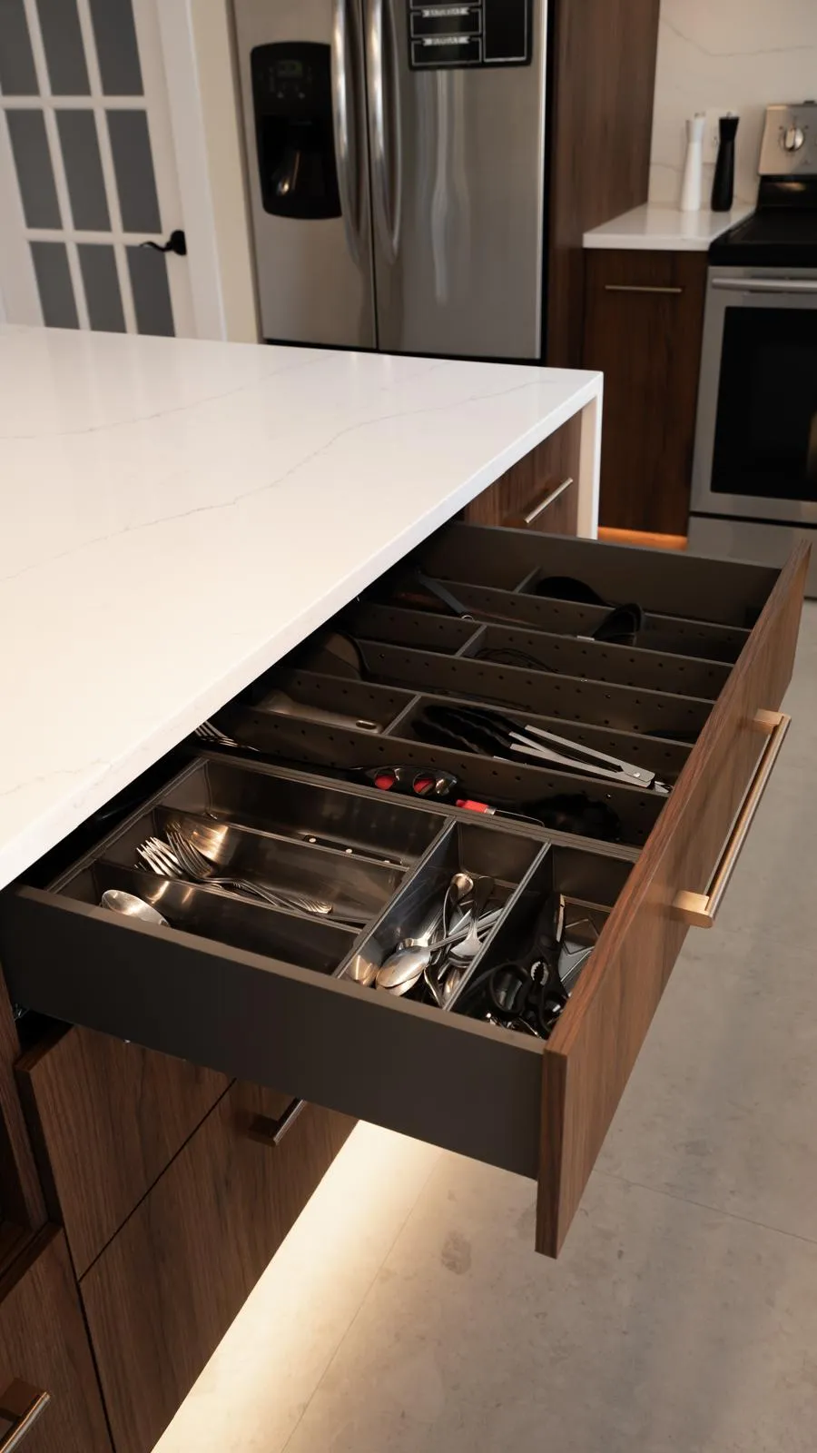 Rack à ustensiles sur mesure intégré au mobilier
