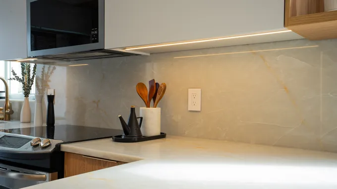 Éclairage DEL sous mobilier
